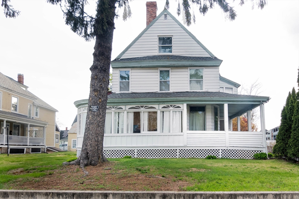 36 May St, Worcester, Massachusetts, 6 Bedrooms Bedrooms, 14 Rooms Rooms,3.5 BathroomsBathrooms,Residential Income,For Sale,May St,73369394