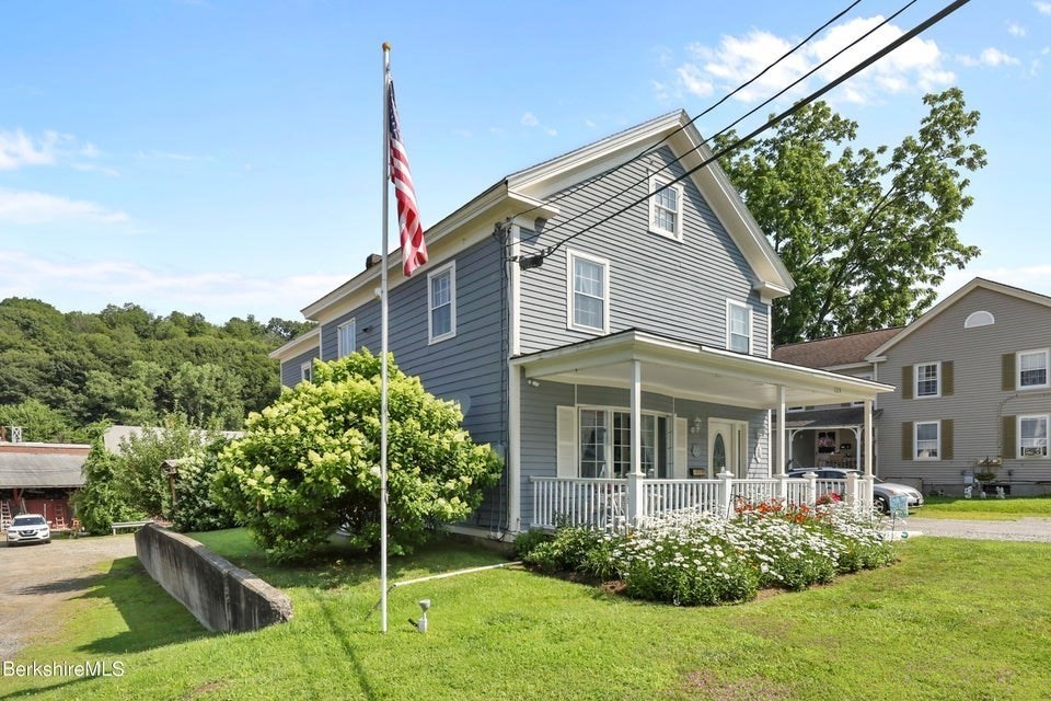 124 Center St, Lee, Massachusetts, 2 Bedrooms Bedrooms, 5 Rooms Rooms,1.5 BathroomsBathrooms,Residential Lease,For Rent,Center St,73369485