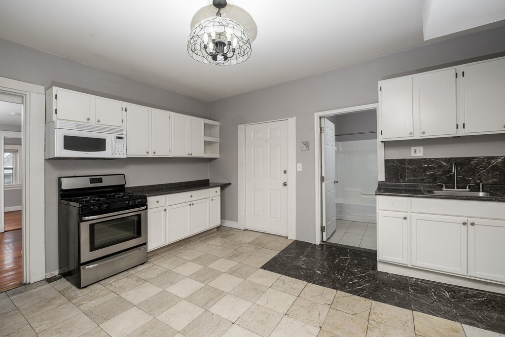 160 Garland, Everett, Massachusetts, 3 Bedrooms Bedrooms, 5 Rooms Rooms,1 BathroomBathrooms,Residential Lease,For Rent,Garland,73369583