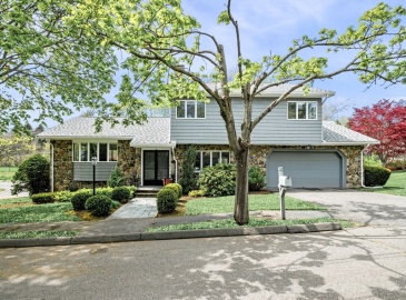 2 Victoria Lane, Marblehead, Massachusetts, 4 Bedrooms Bedrooms, 9 Rooms Rooms,2.5 BathroomsBathrooms,Residential,For Sale,Victoria Lane,73369716