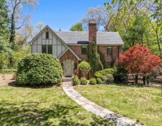 81 Garden Rd, Wellesley, Massachusetts, 5 Bedrooms Bedrooms, 9 Rooms Rooms,3 BathroomsBathrooms,Residential,For Sale,Garden Rd,73369835