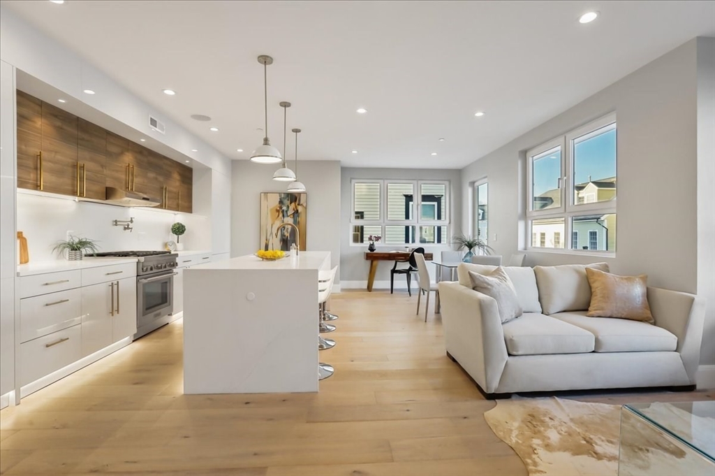 411 E 3rd St, Boston, Massachusetts, 3 Bedrooms Bedrooms, 6 Rooms Rooms,2 BathroomsBathrooms,Residential,For Sale,E 3rd St,73369733