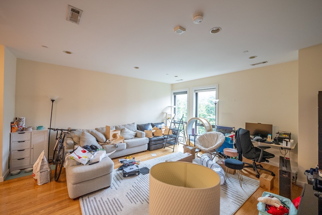 9 Miner St, Boston, Massachusetts, 1 Bedroom Bedrooms, 4 Rooms Rooms,1 BathroomBathrooms,Residential Lease,For Rent,Miner St,73370008