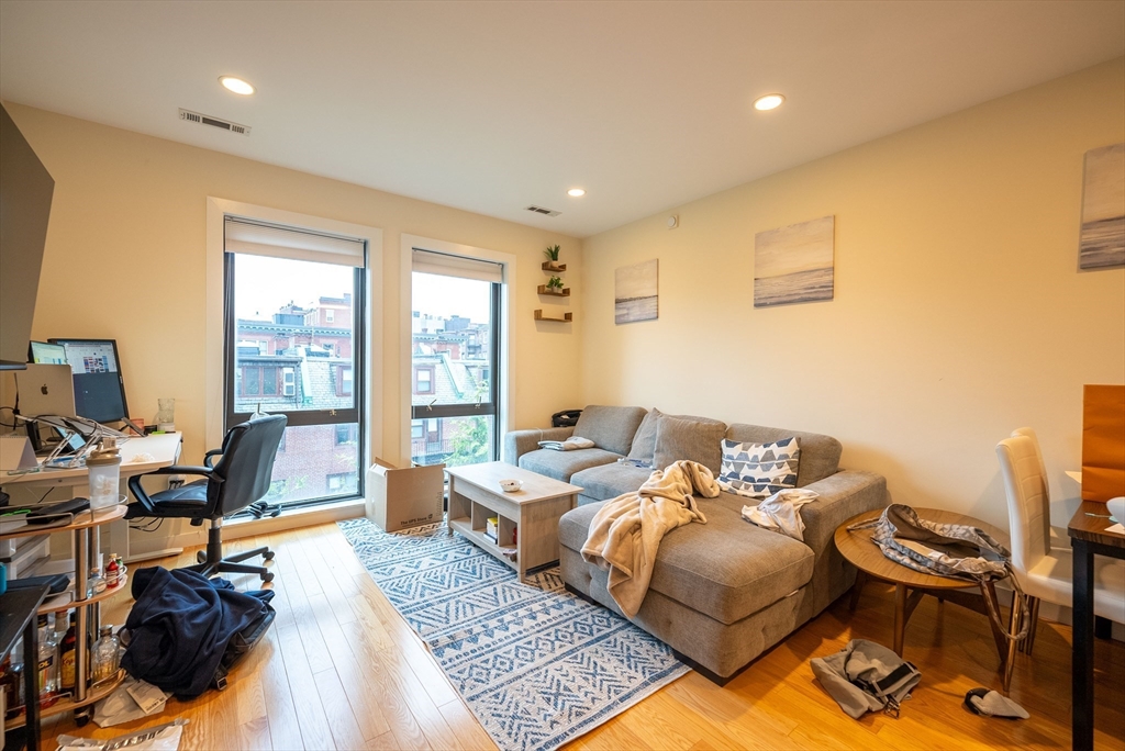 9 Miner St, Boston, Massachusetts, 1 Bedroom Bedrooms, 4 Rooms Rooms,1 BathroomBathrooms,Residential Lease,For Rent,Miner St,73370016