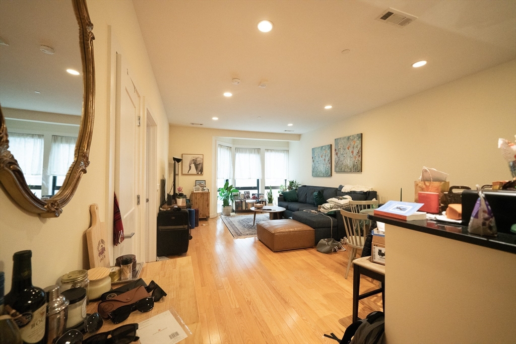 9 Miner St, Boston, Massachusetts, 1 Bedroom Bedrooms, 4 Rooms Rooms,1 BathroomBathrooms,Residential Lease,For Rent,Miner St,73370012