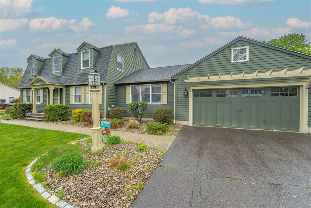 4 Pheasant Run, South Hadley, Massachusetts, 3 Bedrooms Bedrooms, 8 Rooms Rooms,2.5 BathroomsBathrooms,Residential,For Sale,Pheasant Run,73370049