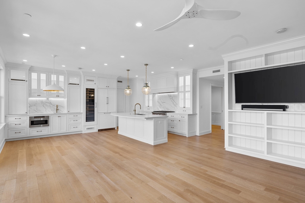 37 Farragut Rd, Boston, Massachusetts, 2 Bedrooms Bedrooms, 5 Rooms Rooms,2.5 BathroomsBathrooms,Residential Lease,For Rent,Farragut Rd,73370067
