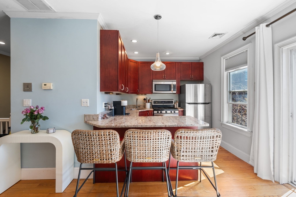 37 I St, Boston, Massachusetts, 2 Bedrooms Bedrooms, 4 Rooms Rooms,2 BathroomsBathrooms,Residential,For Sale,I St,73370089