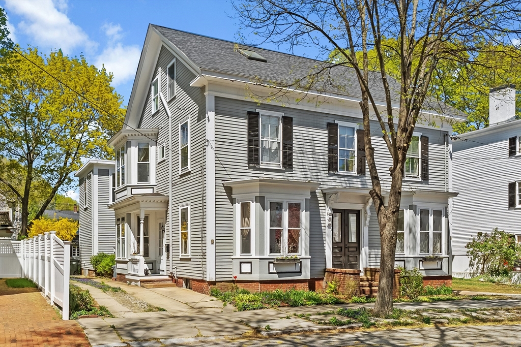 8 Parsons St, Newburyport, Massachusetts, 4 Bedrooms Bedrooms, 8 Rooms Rooms,3 BathroomsBathrooms,Residential,For Sale,Parsons St,73370046