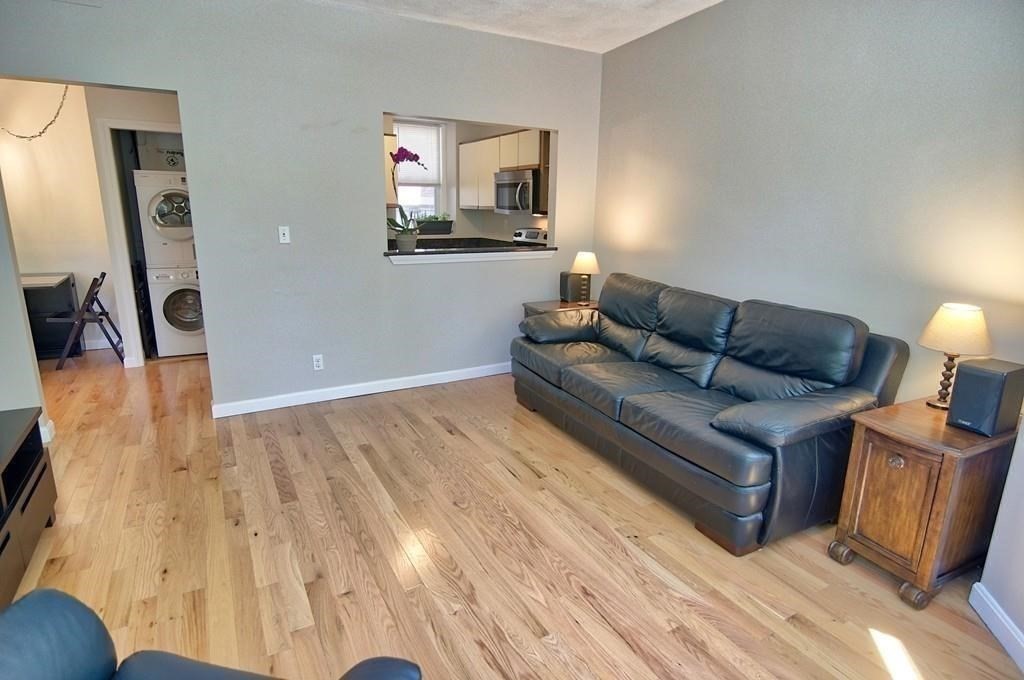 1409 Commonwealth Ave, Boston, Massachusetts, 2 Bedrooms Bedrooms, 4 Rooms Rooms,1 BathroomBathrooms,Residential Lease,For Rent,Commonwealth Ave,73370136