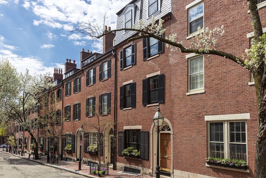 16 W Cedar St, Boston, Massachusetts, 4 Bedrooms Bedrooms, 10 Rooms Rooms,4.5 BathroomsBathrooms,Residential,For Sale,W Cedar St,73370323