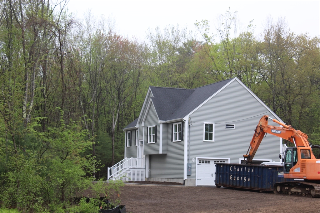32 Howard Street, Milford, Massachusetts, 3 Bedrooms Bedrooms, 6 Rooms Rooms,2.5 BathroomsBathrooms,Residential,For Sale,Howard Street,73370340