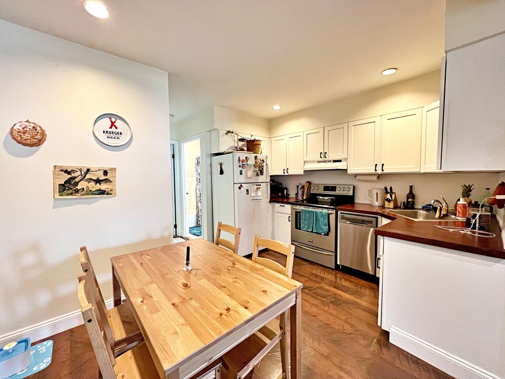 418 Sumner St, Boston, Massachusetts, 1 Bedroom Bedrooms, 3 Rooms Rooms,1 BathroomBathrooms,Residential Lease,For Rent,Sumner St,73370394