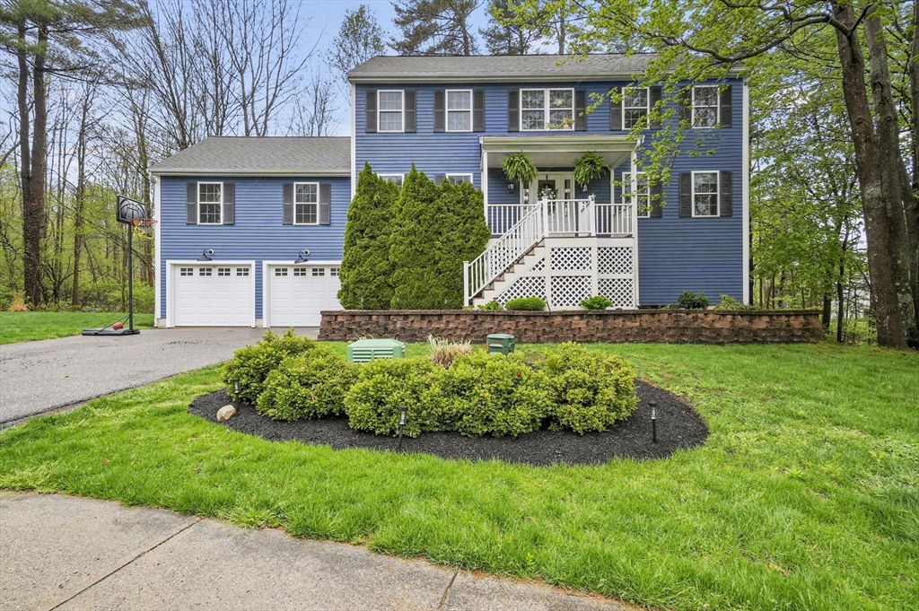 8 Woodwell Cir, Amesbury, Massachusetts, 4 Bedrooms Bedrooms, 9 Rooms Rooms,2.5 BathroomsBathrooms,Residential,For Sale,Woodwell Cir,73370397