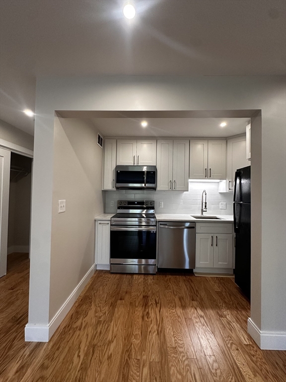 14 Concord Ave, Cambridge, Massachusetts, 1 Bedroom Bedrooms, 3 Rooms Rooms,1 BathroomBathrooms,Residential Lease,For Rent,Concord Ave,73370443
