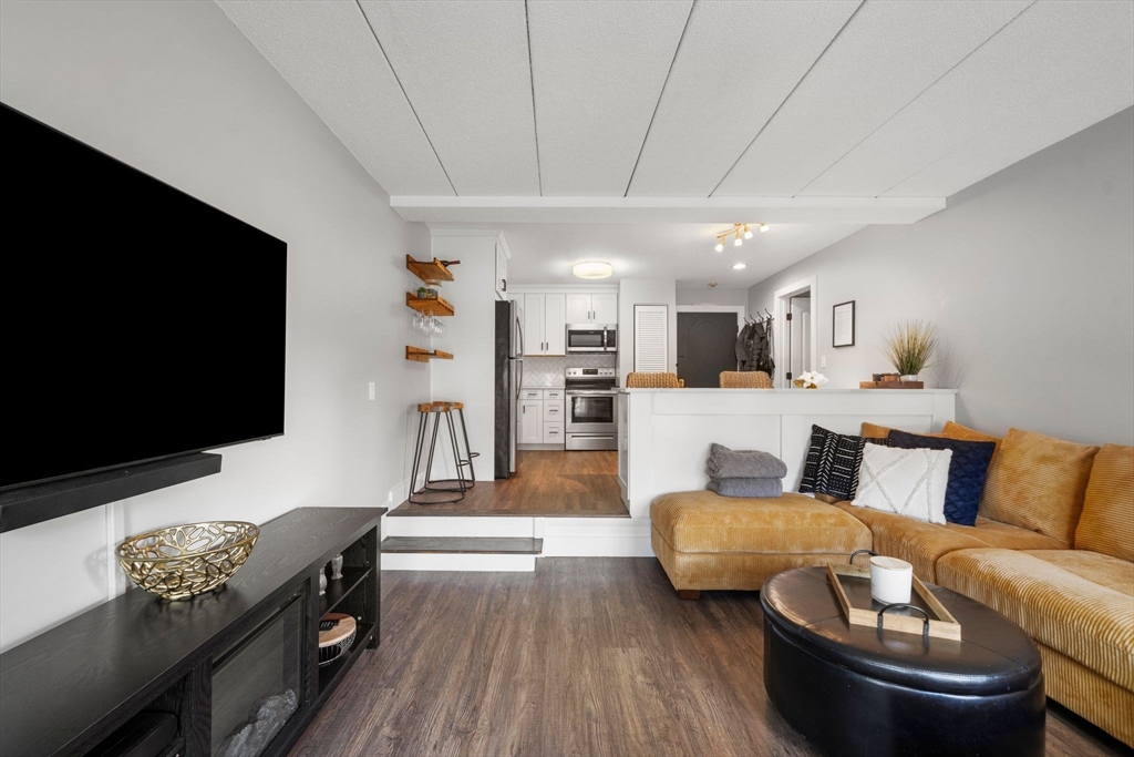 160 Burkhall St, Weymouth, Massachusetts, 1 Bedroom Bedrooms, 3 Rooms Rooms,1 BathroomBathrooms,Residential Lease,For Rent,Burkhall St,73370516
