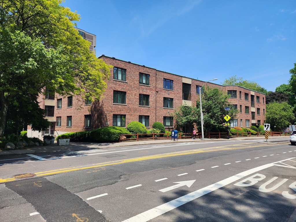 573 Washington St., Brookline, Massachusetts, 2 Bedrooms Bedrooms, 4 Rooms Rooms,2 BathroomsBathrooms,Residential Lease,For Rent,Washington St.,73370638