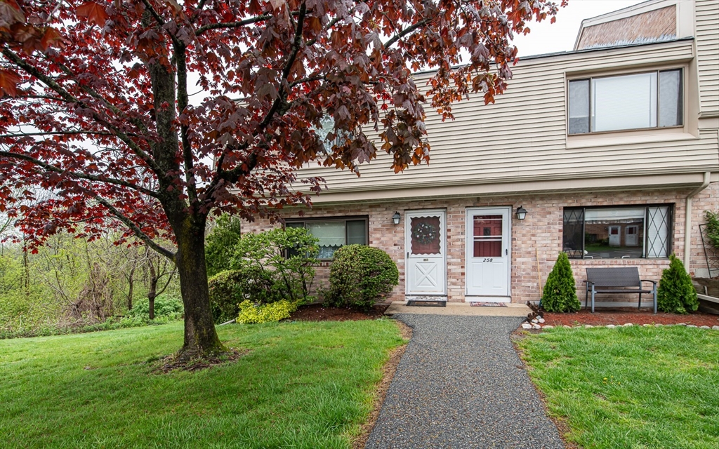 257 Farrwood Drive, Haverhill, Massachusetts, 3 Bedrooms Bedrooms, 6 Rooms Rooms,2.5 BathroomsBathrooms,Residential,For Sale,Farrwood Drive,73370656