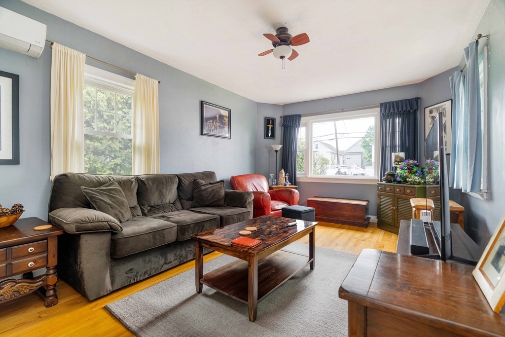 125 Princeton St, Medford, Massachusetts, 4 Bedrooms Bedrooms, 9 Rooms Rooms,2 BathroomsBathrooms,Residential,For Sale,Princeton St,73370743
