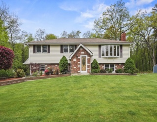 41 Lancaster Dr, Tewksbury, Massachusetts, 3 Bedrooms Bedrooms, 8 Rooms Rooms,2.5 BathroomsBathrooms,Residential,For Sale,Lancaster Dr,73371062