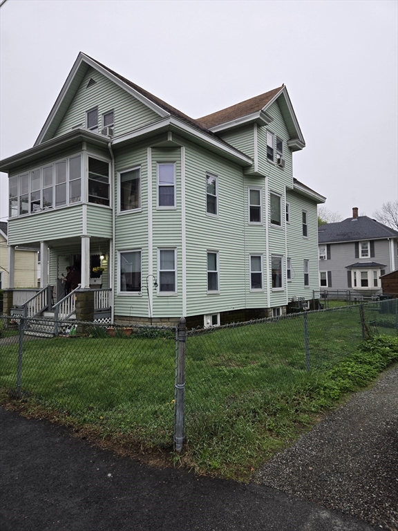 28-30 Elm St, Haverhill, Massachusetts, 7 Bedrooms Bedrooms, 13 Rooms Rooms,2.5 BathroomsBathrooms,Residential Income,For Sale,Elm St,73371276