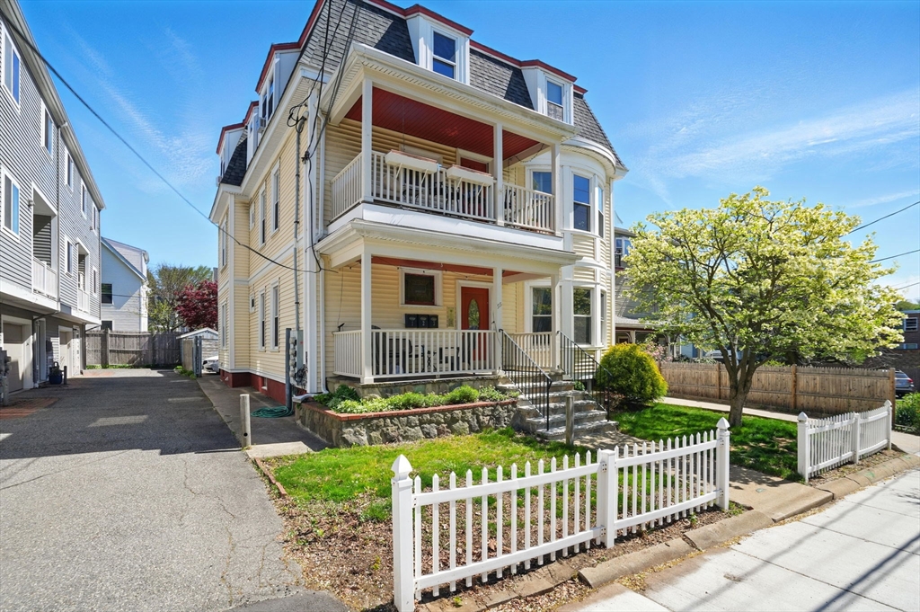 95 Summer St, Somerville, Massachusetts, 6 Bedrooms Bedrooms, 18 Rooms Rooms,3 BathroomsBathrooms,Residential Income,For Sale,Summer St,73371117