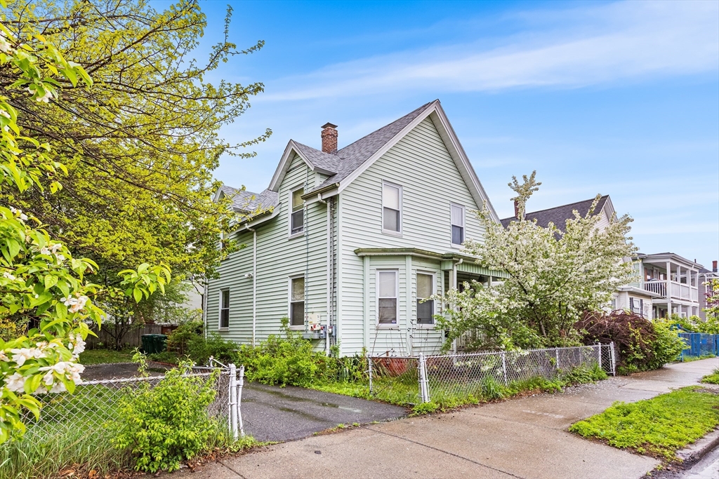 44 Elmwood Ave, Lynn, Massachusetts, 3 Bedrooms Bedrooms, 6 Rooms Rooms,1 BathroomBathrooms,Residential,For Sale,Elmwood Ave,73371424