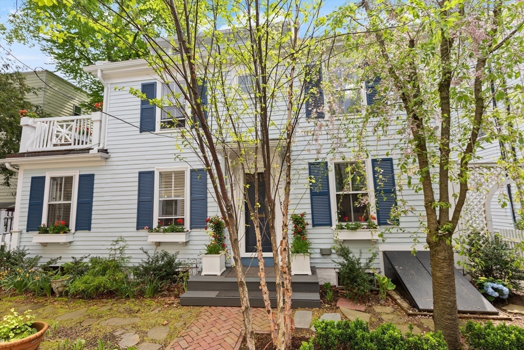 92-94 Foster St, Cambridge, Massachusetts, 2 Bedrooms Bedrooms, 5 Rooms Rooms,2 BathroomsBathrooms,Residential,For Sale,Foster St,73371563