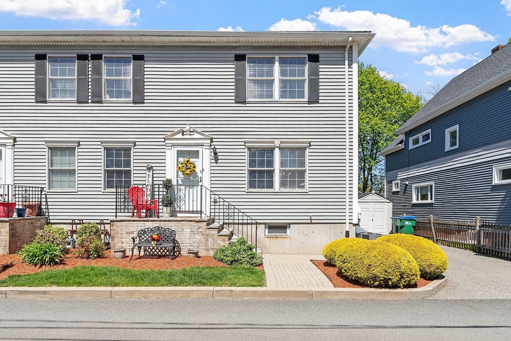 3 Lauriat Place, Medford, Massachusetts, 3 Bedrooms Bedrooms, 8 Rooms Rooms,1.5 BathroomsBathrooms,Residential,For Sale,Lauriat Place,73371575