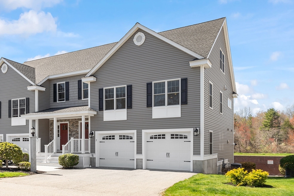 7 Commodore Way, Westford, Massachusetts, 2 Bedrooms Bedrooms, 7 Rooms Rooms,2.5 BathroomsBathrooms,Residential,For Sale,Commodore Way,73371571