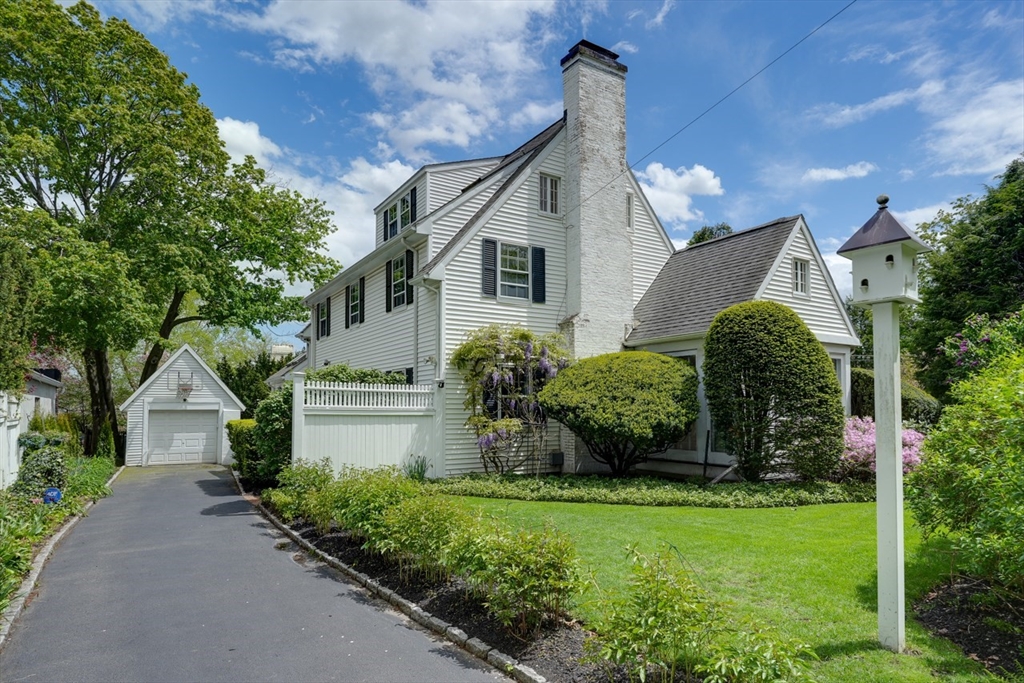 37 Oakley Rd, Belmont, Massachusetts, 4 Bedrooms Bedrooms, 10 Rooms Rooms,2.5 BathroomsBathrooms,Residential,For Sale,Oakley Rd,73371769
