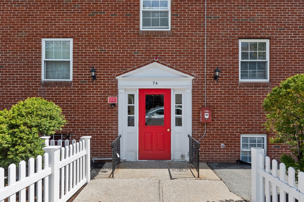 74 Springvale Ave, Chelsea, Massachusetts, 2 Bedrooms Bedrooms, 4 Rooms Rooms,1 BathroomBathrooms,Residential,For Sale,Springvale Ave,73371839