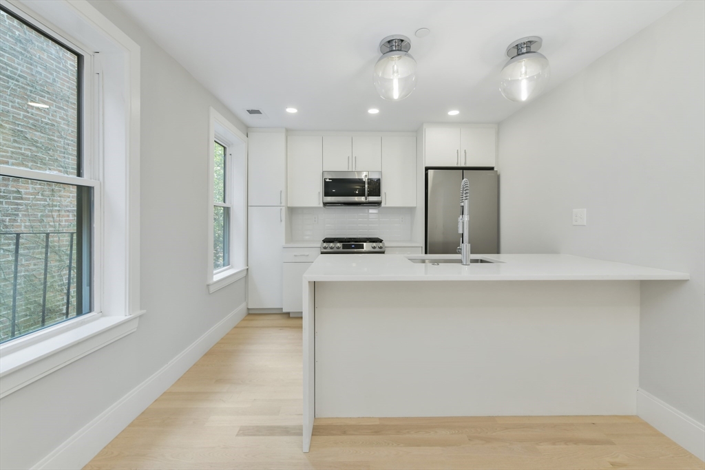 10 Lamson Court, Boston, Massachusetts, 2 Bedrooms Bedrooms, 4 Rooms Rooms,2 BathroomsBathrooms,Residential Lease,For Rent,Lamson Court,73371857