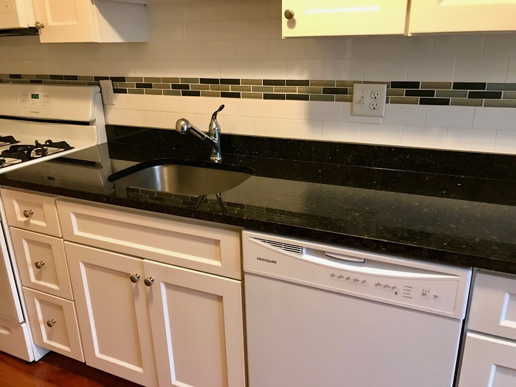 14 Mount Ida St., Newton, Massachusetts, 1 Bedroom Bedrooms, 4 Rooms Rooms,1 BathroomBathrooms,Residential Lease,For Rent,Mount Ida St.,73372279