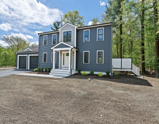10 Mccue Circle, Abington, Massachusetts, 4 Bedrooms Bedrooms, 8 Rooms Rooms,2.5 BathroomsBathrooms,Residential,For Sale,Mccue Circle,73372348