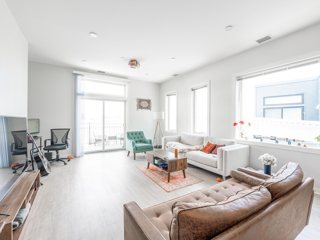 14 Ward, Somerville, Massachusetts, 2 Bedrooms Bedrooms, 5 Rooms Rooms,2 BathroomsBathrooms,Residential Lease,For Rent,Ward,73372375
