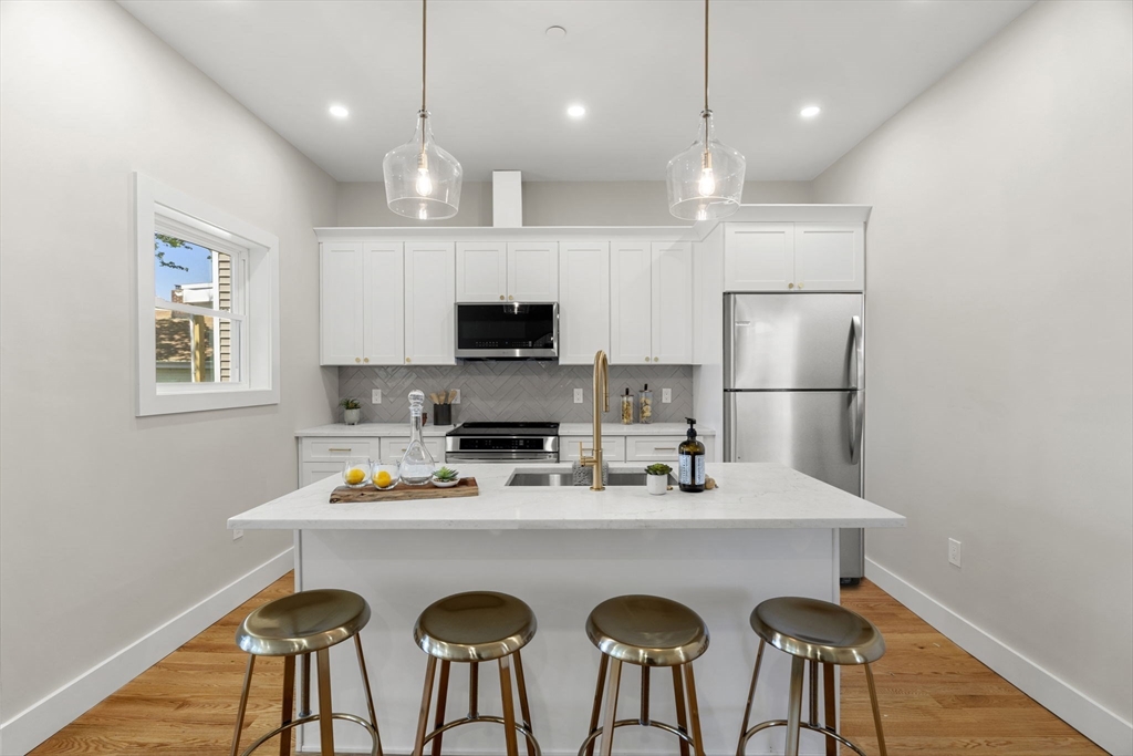 21 Ellington Street, Boston, Massachusetts, 11 Bedrooms Bedrooms, 23 Rooms Rooms,6 BathroomsBathrooms,Residential Income,For Sale,Ellington Street,73372475