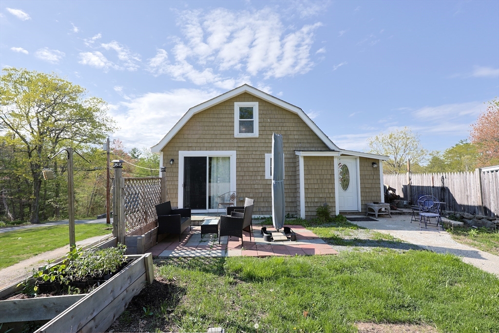 11 Overlook Avenue, Gloucester, Massachusetts, 2 Bedrooms Bedrooms, 5 Rooms Rooms,1 BathroomBathrooms,Residential,For Sale,Overlook Avenue,73372570