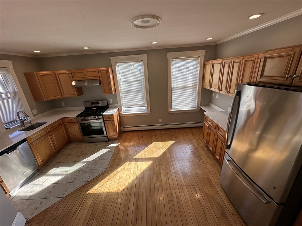 8 Fowler St., Salem, Massachusetts, 2 Bedrooms Bedrooms, 6 Rooms Rooms,1 BathroomBathrooms,Residential Lease,For Rent,Fowler St.,73372748