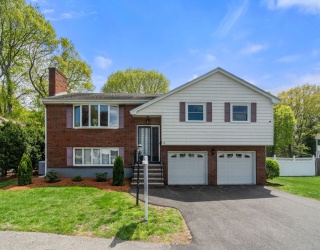 16 Fieldstone Dr, Stoneham, Massachusetts, 3 Bedrooms Bedrooms, 8 Rooms Rooms,3 BathroomsBathrooms,Residential,For Sale,Fieldstone Dr,73373073