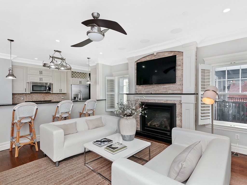 720 East 2nd Street, Boston, Massachusetts, 3 Bedrooms Bedrooms, 6 Rooms Rooms,2.5 BathroomsBathrooms,Residential Lease,For Rent,East 2nd Street,73373429