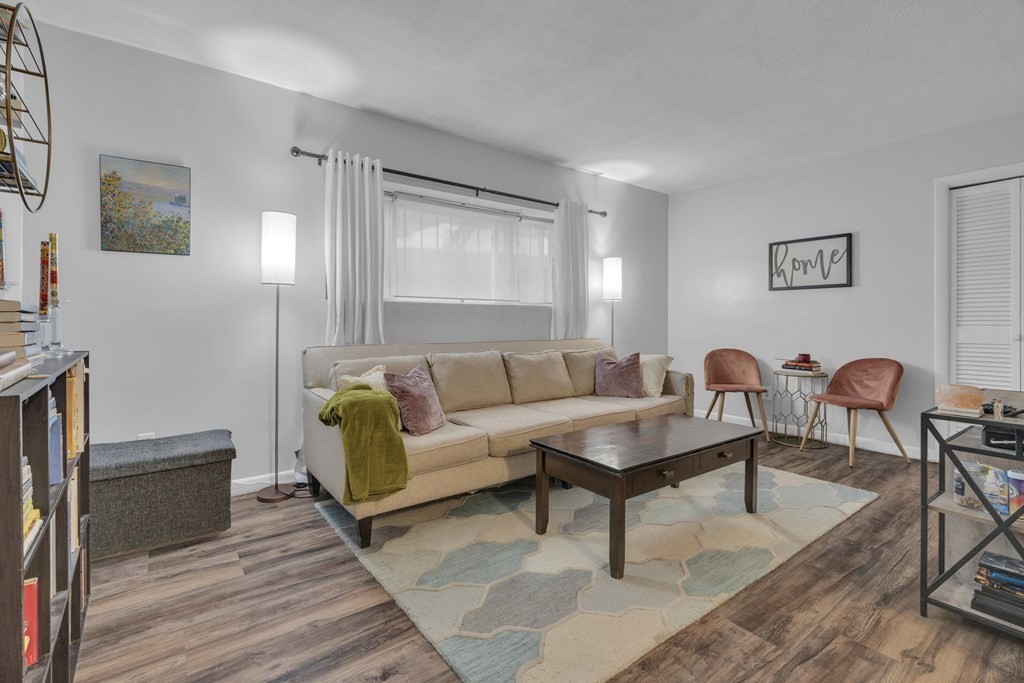 10 Scottfield Rd, Boston, Massachusetts, 2 Bedrooms Bedrooms, 5 Rooms Rooms,1 BathroomBathrooms,Residential Lease,For Rent,Scottfield Rd,73373495