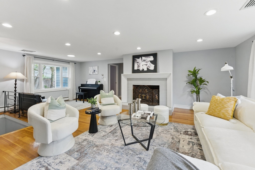 43 Mount Hood Ter, Melrose, Massachusetts, 3 Bedrooms Bedrooms, 8 Rooms Rooms,2 BathroomsBathrooms,Residential,For Sale,Mount Hood Ter,73363204