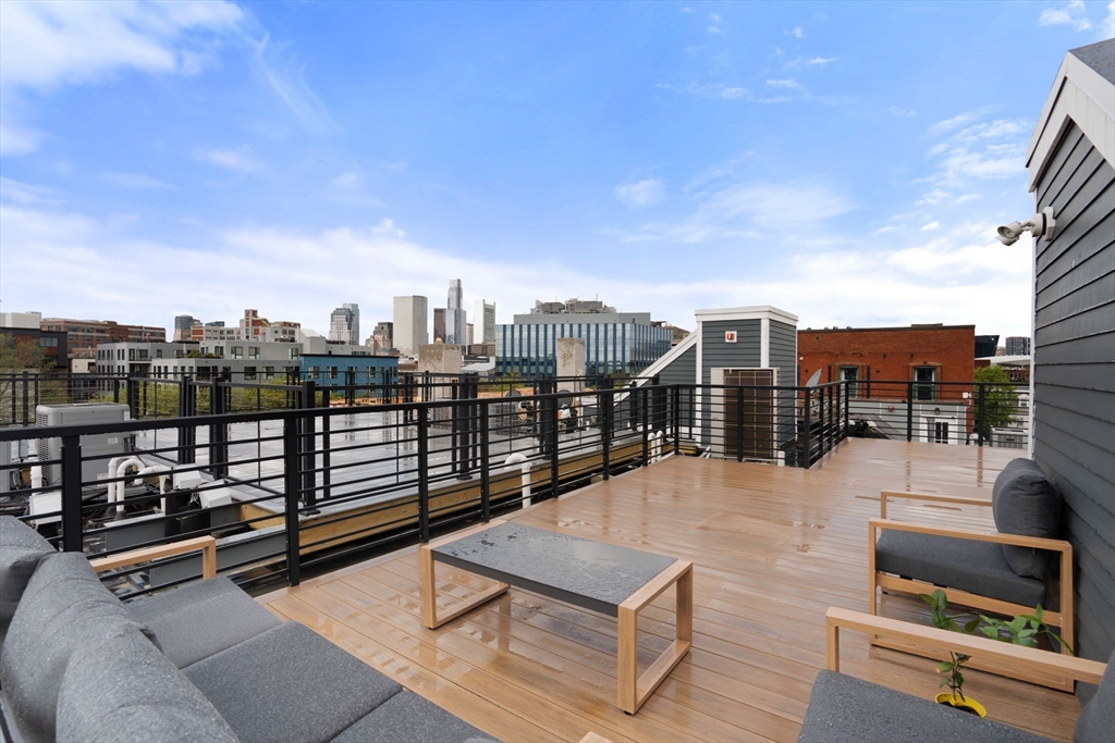 111 B St, Boston, Massachusetts, 3 Bedrooms Bedrooms, 5 Rooms Rooms,2.5 BathroomsBathrooms,Residential,For Sale,B St,73373807