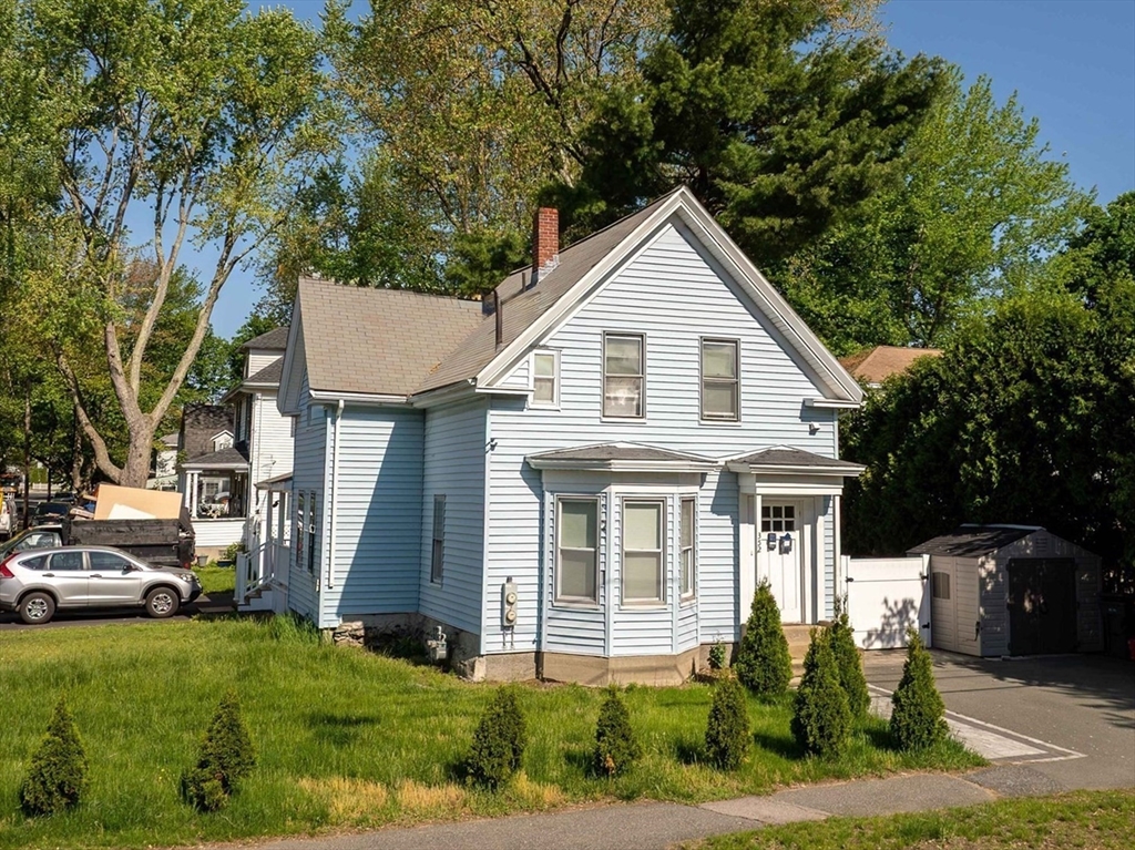 352 Bishop St, Framingham, Massachusetts, 3 Bedrooms Bedrooms, 7 Rooms Rooms,2 BathroomsBathrooms,Residential Income,For Sale,Bishop St,73373754