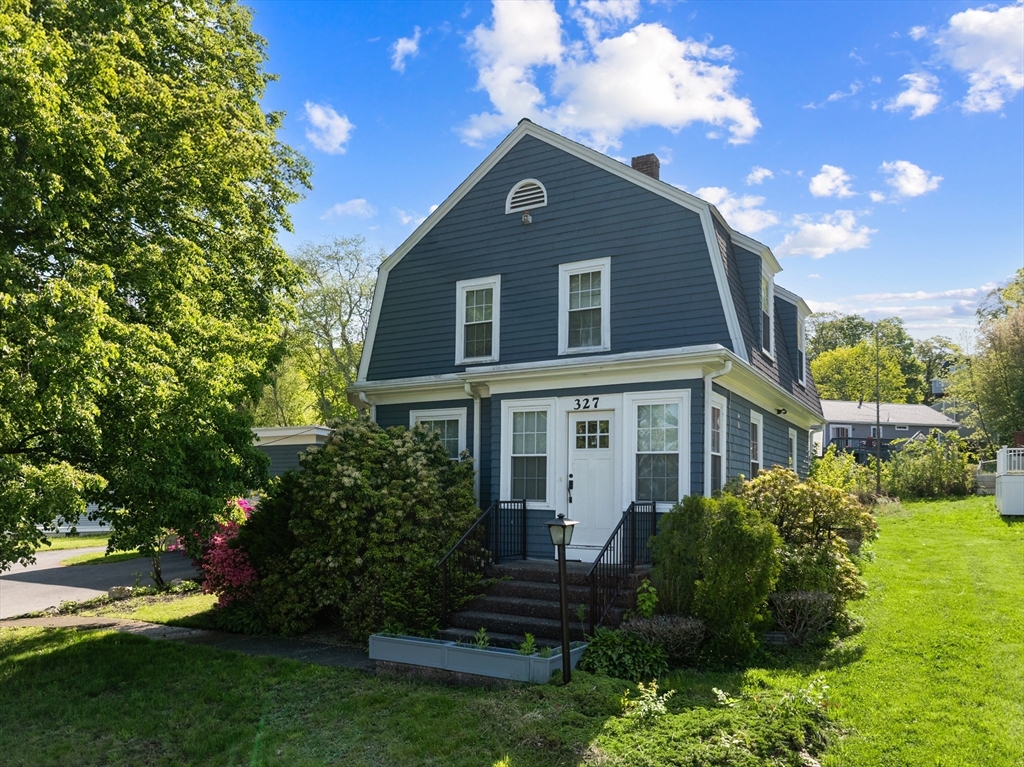 327 Quincy St, Fall River, Massachusetts, 3 Bedrooms Bedrooms, 7 Rooms Rooms,2.5 BathroomsBathrooms,Residential,For Sale,Quincy St,73374035