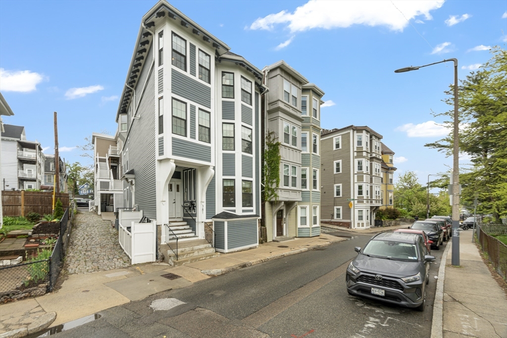 781 Parker Street, Boston, Massachusetts, 10 Bedrooms Bedrooms, 18 Rooms Rooms,5.5 BathroomsBathrooms,Residential Income,For Sale,Parker Street,73373801