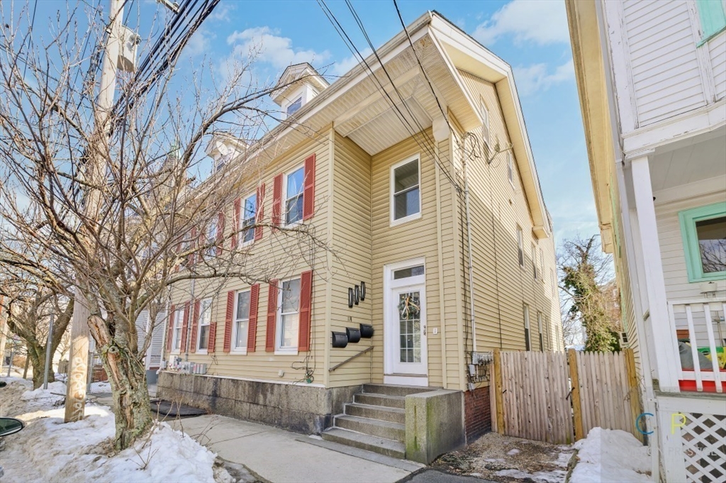 11-1/2 Mason St, Salem, Massachusetts, 2 Bedrooms Bedrooms, 3 Rooms Rooms,1 BathroomBathrooms,Residential,For Sale,Mason St,73374174