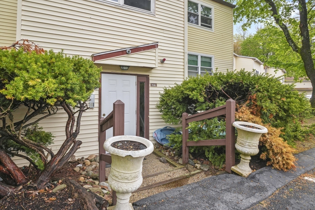 9 Adams Ct, Amesbury, Massachusetts, 1 Bedroom Bedrooms, 2 Rooms Rooms,1 BathroomBathrooms,Residential,For Sale,Adams Ct,73374177