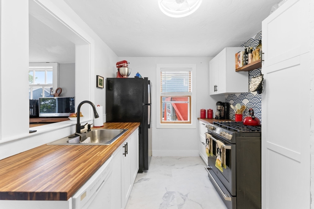 24 Elliot St, Winthrop, Massachusetts, 2 Bedrooms Bedrooms, 4 Rooms Rooms,1 BathroomBathrooms,Residential,For Sale,Elliot St,73370480